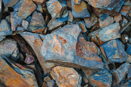 Blau-grauer Devonschiefer vom Graacher Himmelreich oben an der alten Schäferei in grauer, blauer und roter Farbe