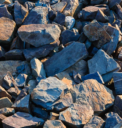 Grauwacke-Gesteine des Ahrtals auf dem Weinberg Dernauer Schieferlay in verschiedenen Farben