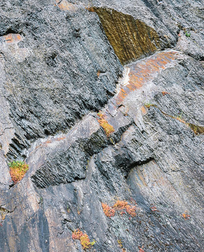 graues Schiefergestein am Mayschosser Mönchberg