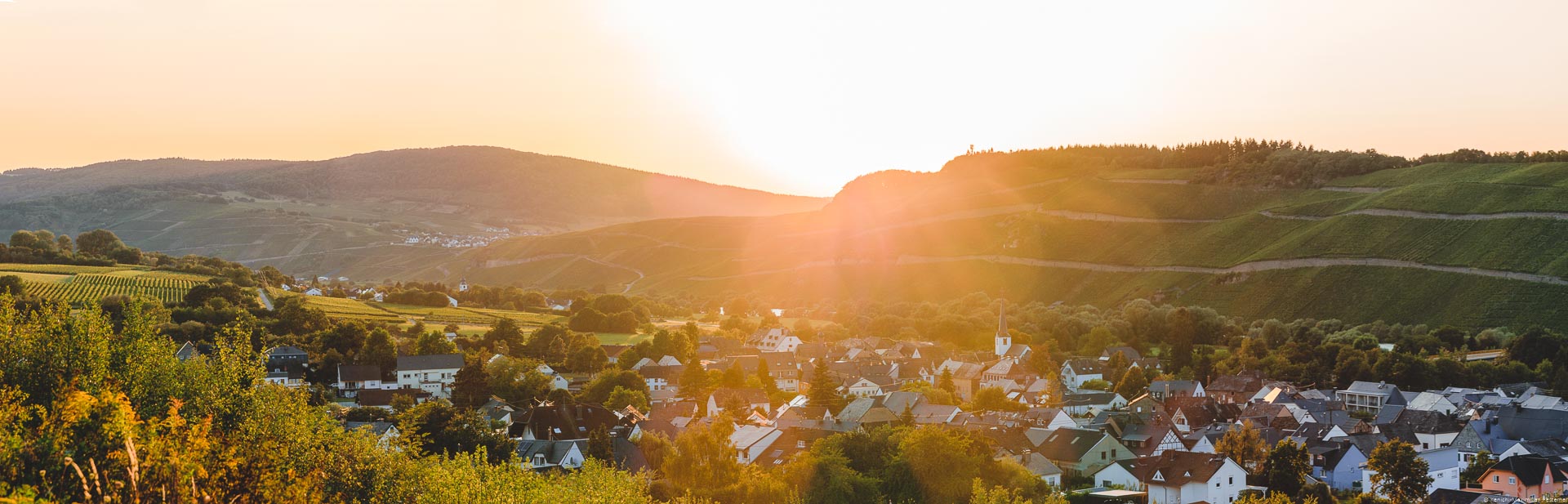 Sonnenuntergang über Dorf Brauneberg an der Mosel mit Juffer im Hintergrund