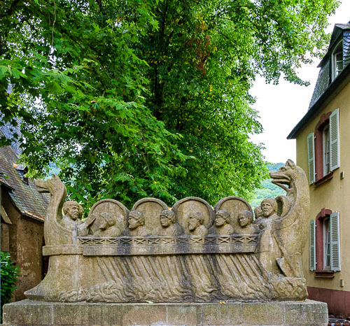 Auf dem Bild ist ein steinernes römisches Weinschiff. Es befindet sich im Ort Neumagen-Dhron und ist gemeinhin bekannt als „Neumagener Römerschiff“.