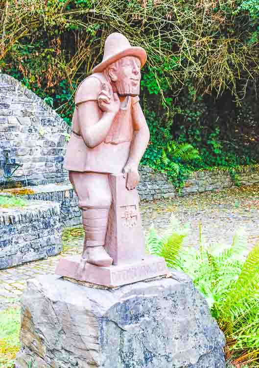 Statue im Ort Klüsserath am Hangende des Weinbergs Klüsserather Bruderschaft