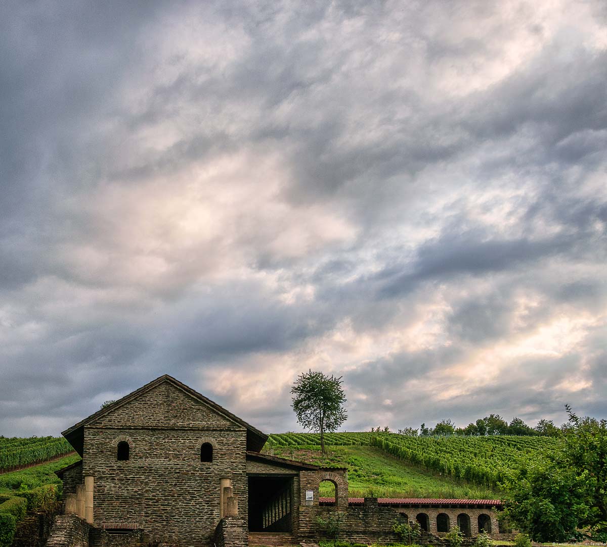 Longuicher Römervilla (bekannt als Villa Urbana)mitten im Weinberg Longuicher Hirschlay mit buntem Himmel