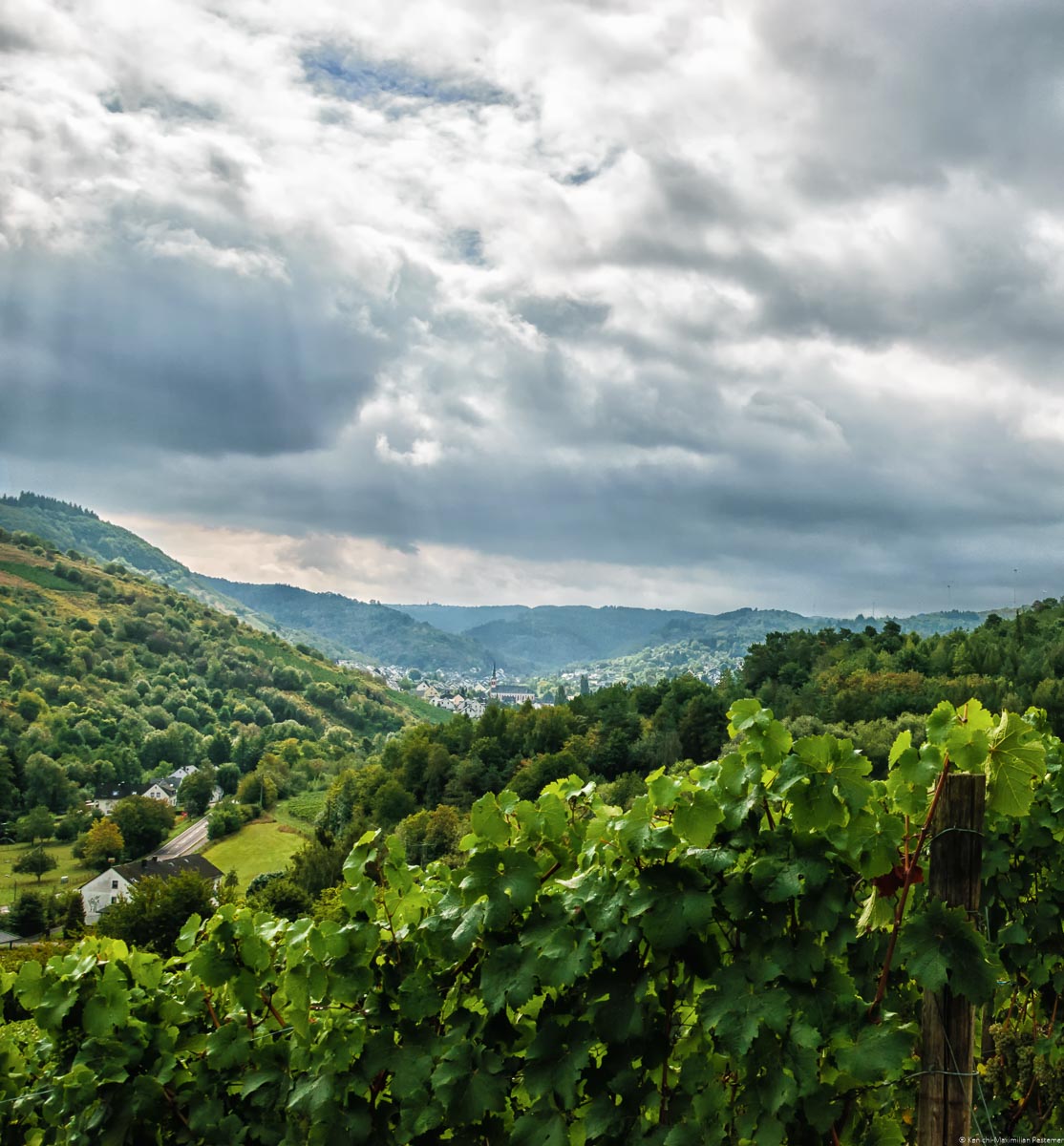 Das Tal beim Ort Fell mit Regenwolken