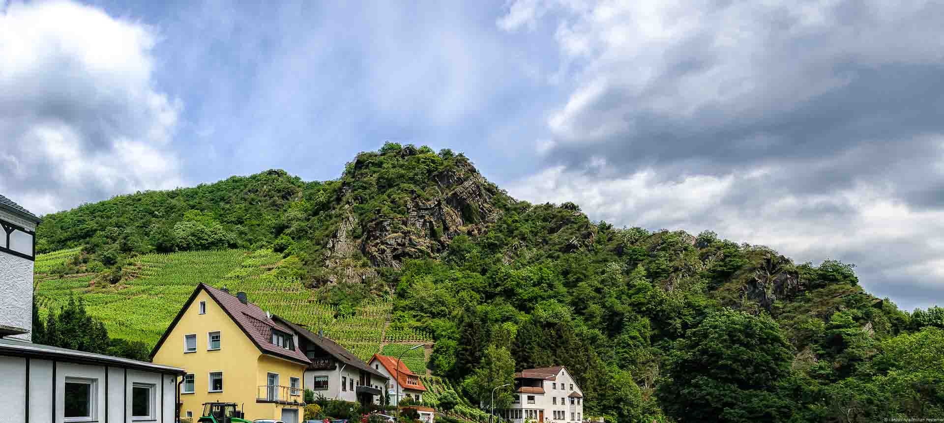 Der Mayschosser Laacherberg liegt nahe dem Fluss und geht in ein Felsmassiv über
