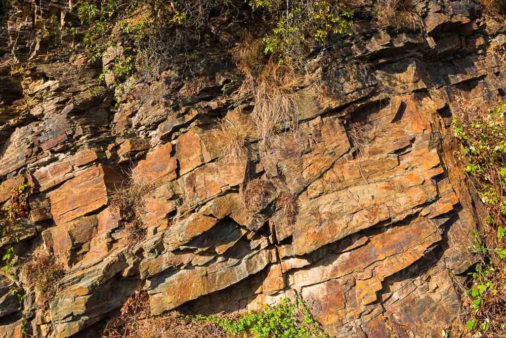 Das Gestein rund um Dernau macht bisweilen einen massiven Eindruck.