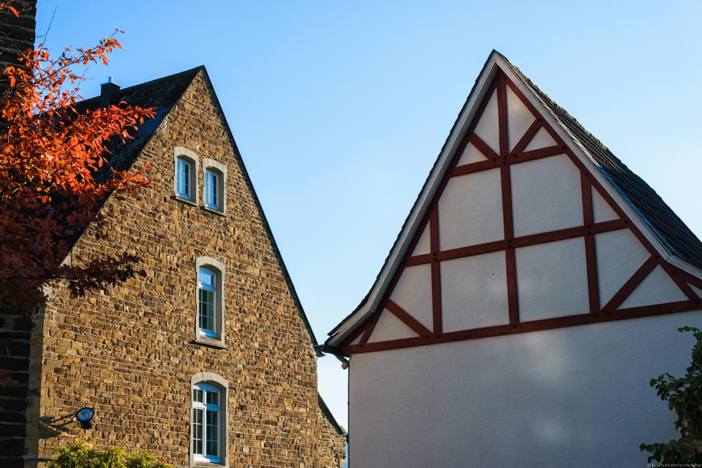 An der Ahr entdeckt man häufig Fassaden alter Gebäude.