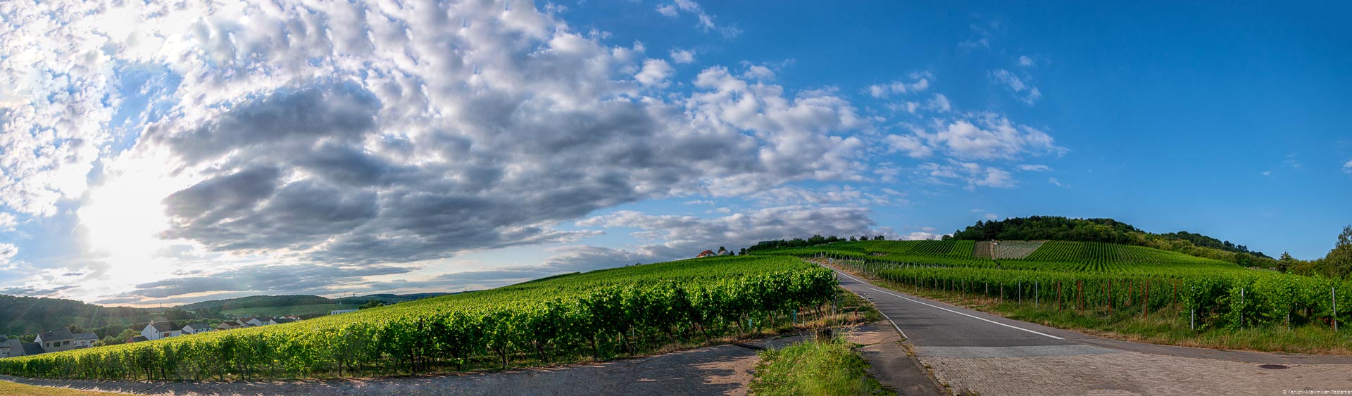 Weinberg, Grenze, drei Orte, bewälkter Himmel, Sonnenuntergang am Dreiländereck von Deutschland, Luxemburg und Frankreich