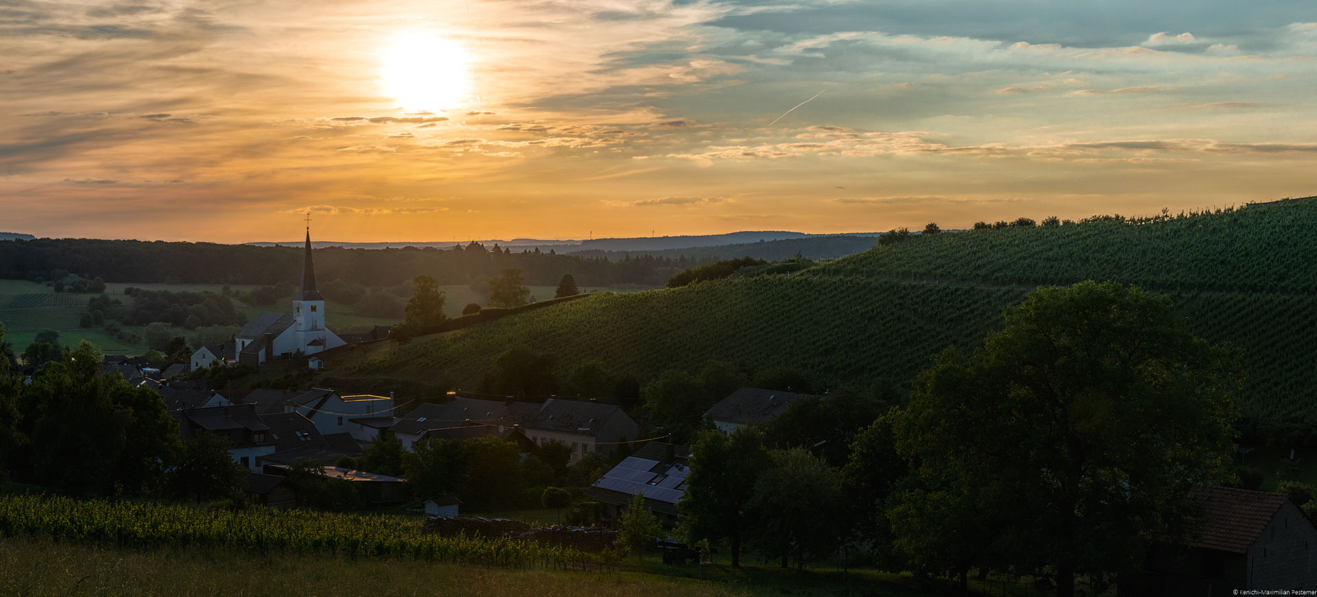 Sonnenuntergang über Krettnach am Weinberg Krettnacher Altenberg und über Ort Krettnach.