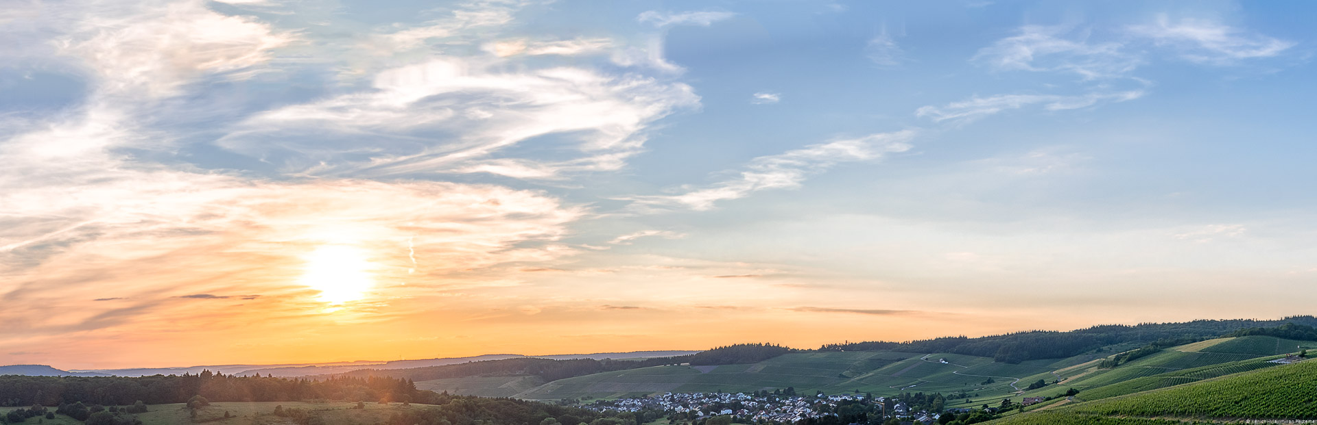 Tälchen beim Ort Niedermenning in der Weinregion Saar; Weinberg Niedermenniger Herrenberg im Hintergrund; Sonnenuntergang