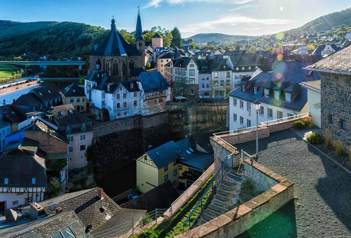 Vom Saarburger Schloss hat man einen schönen Ausblick auf die Altstadt. Links verläuft der Fluss Saar.