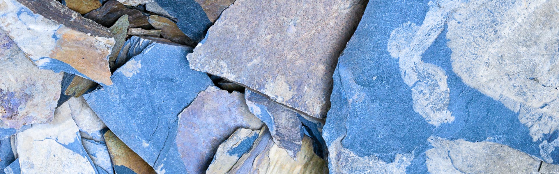 Dieser Blauschiefer stammt vom Dhroner Hofberger. Der größte Teil des Hofbergers besteht allerdings aus Blauschiefer.