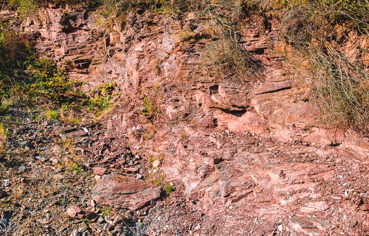 Der Schiefer des Wiltinger Schlangengrabens ist aufgrund der Erdgeschichte sehr eisenhaltig. Das erkennt man an der roten Farbe.