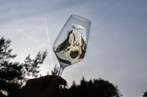 Weißwein wirkt Abends im Glas geschwenkt. Dadurch werden Aromen hervorgebracht.
