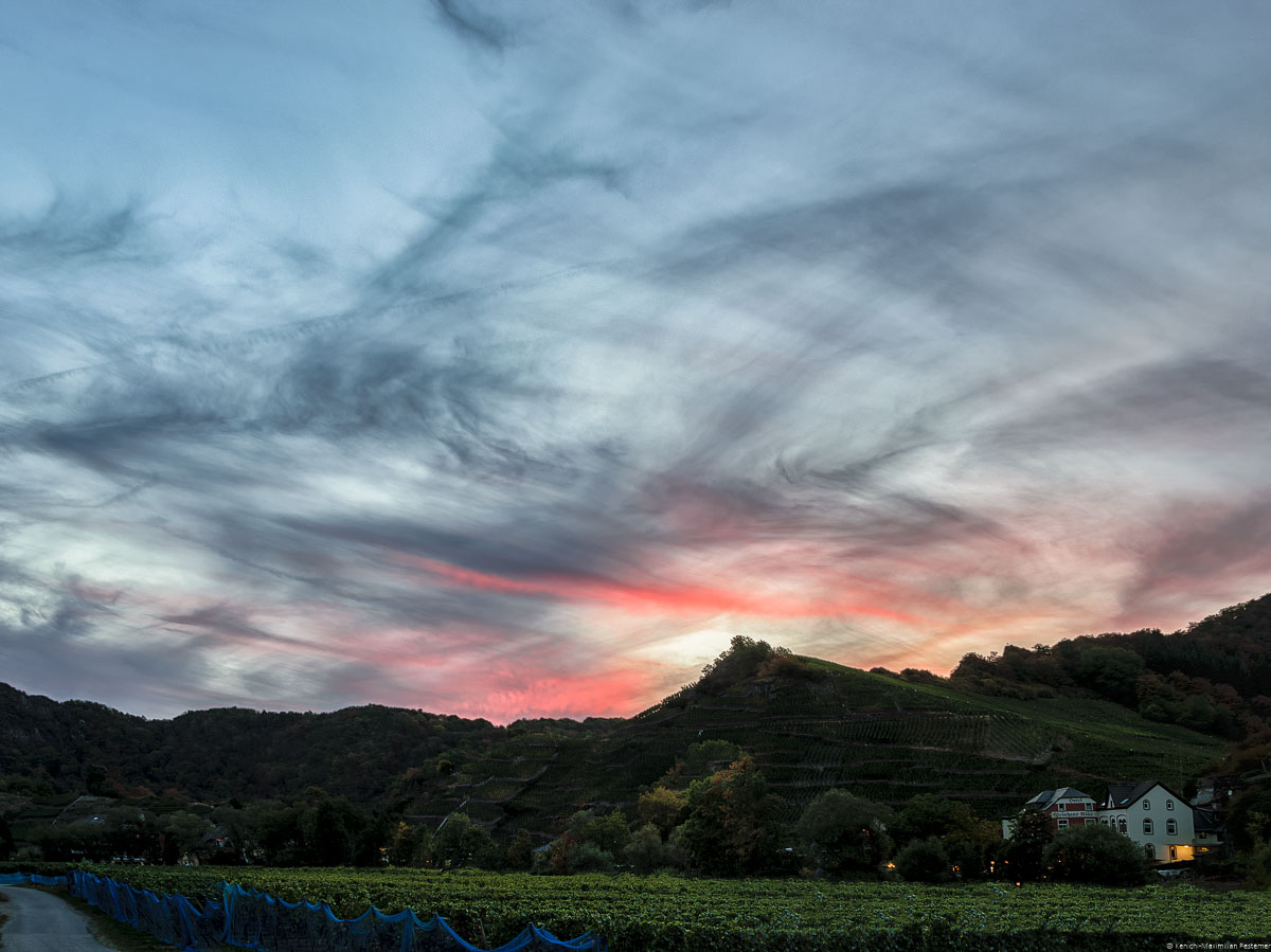 Himmelsspiel am Mayschosser Moenchberg, einer der bekanntesten Rotwein-Weinberge der Ahr