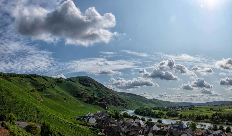 Wundervolle Aussicht vom Weinberg Ürziger Würzgarten bis zum Erdener Treppchen, welches symbolisch für die Weinwelt und das Universum Vinum steht