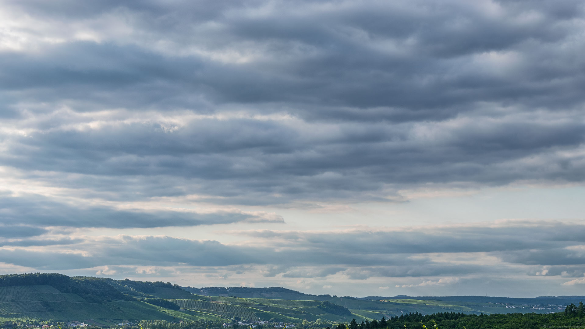 Blick vom deutschen Perl auf die Weinberge Luxemburgs beim Sonnenuntergang: Dreiländereck.