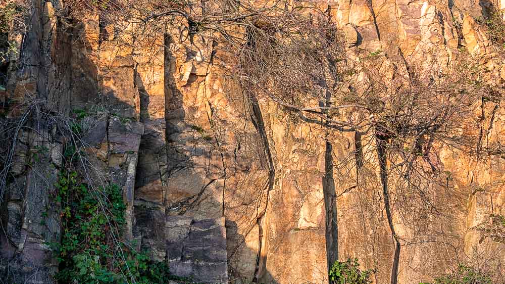 Dies ist typisches Porphyr-Gestein mit seinen verschiedenen farblichen Ausprägungen im Weinanbaugebiet Rheinhessen
