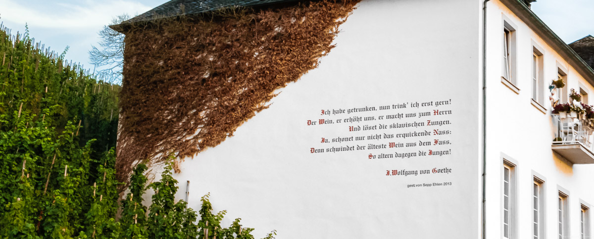 An einem Haus in Bernkastel findet sich ein Zitat von Goethe. Das Haus liegt am Weinberg Bernkasteler Lay.