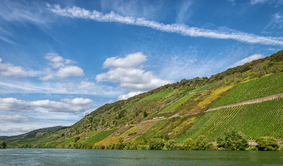 Der Fluss Mosel im Vordergrund, Im Hintergrund der Weinberg Briedeler Herzchen und der Himmel
