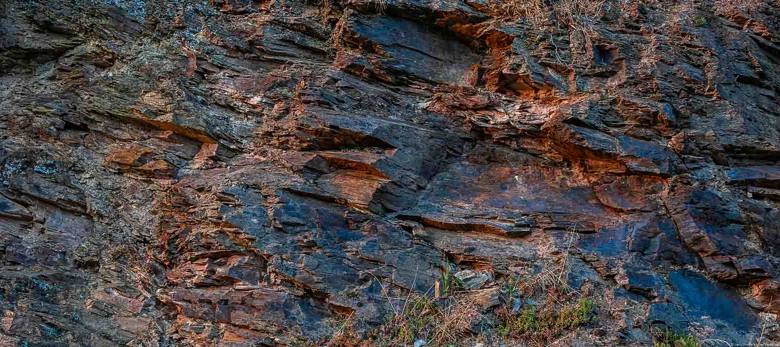Schiefer am Weinberg Enkircher Steffensberg in grauer, blauer und roter Farbe am Abend