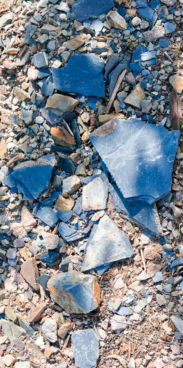 Das Erdener Treppchen hat verschiedene Schieferböden. Diese Schiefersteine sind grau, blau und rot.