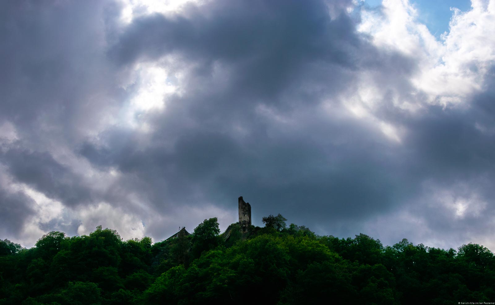 Burgruine am Trarbacher Burgberg, Himmel bewölkt