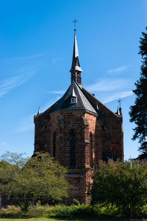 Kirche mit Bäumen im Ort Olewig