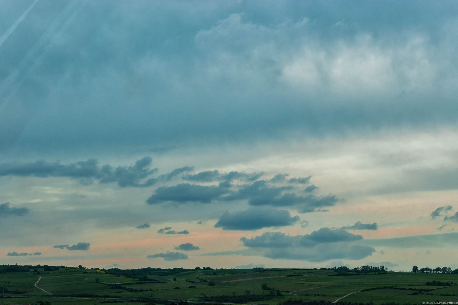 Weinberge bei Bobenheim, weite Landschaft, Himmel mit vielen Wolken, Sonnenuntergang