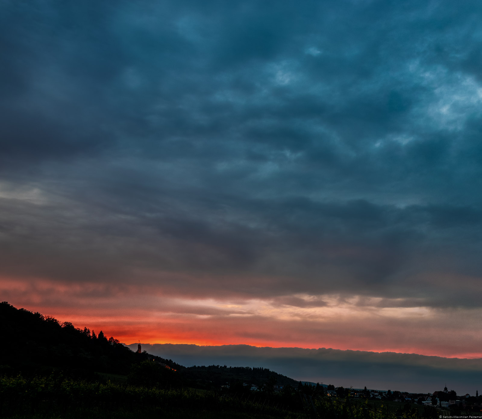 Sonnenuntergang am Forster Pechstein, Weinberge, Ort Wachenheim, Hügel, Burgturm der Wachtenburg