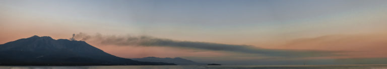 Aktiver Vulkan mit Asche-Wolke in der Luft; Sakurajima bei Kagoshima