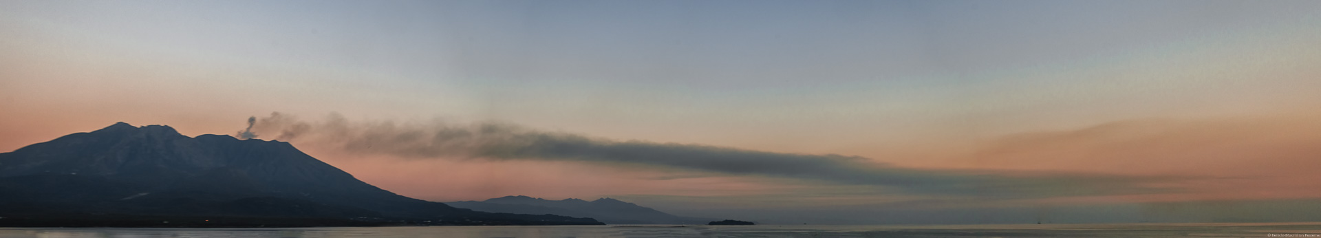 Aktiver Vulkan mit Asche-Wolke in der Luft; Sakurajima bei Kagoshima