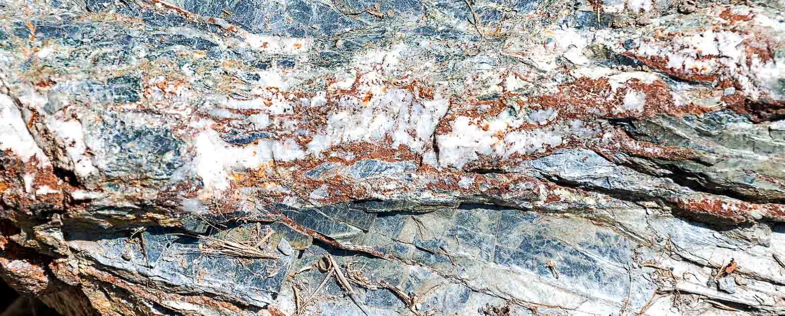Blau-graues Schieferstein mit Quarzit und roten Eisen-Elementen von der Zeltinger Sonnenuhr
