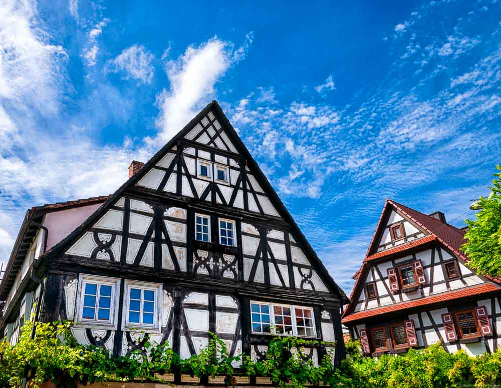 achwerkhäuser in Schweigen-Rechtenbach mit blauem Himmel und Wolken