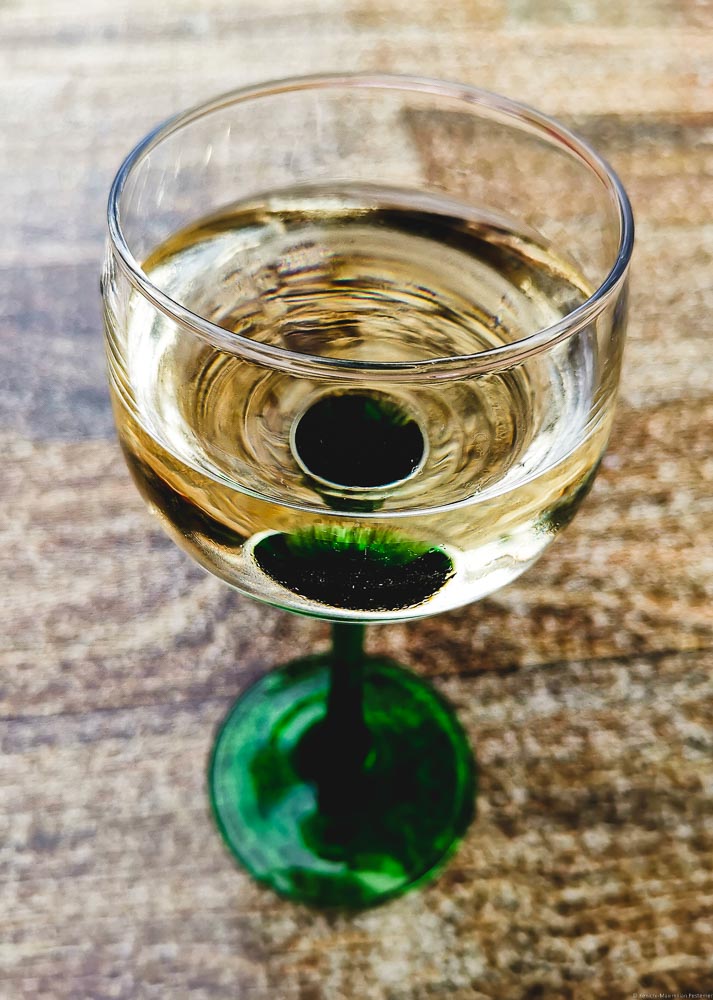 Glas Riesling in traditionellem Weinglas aus dem Elsass in Wissembourg