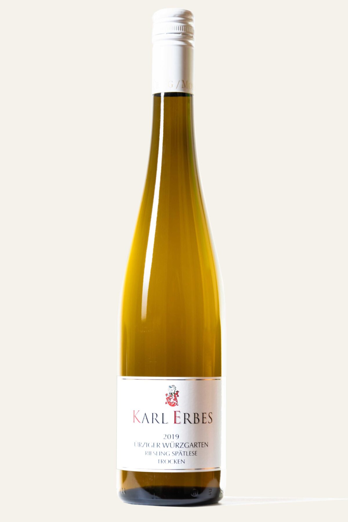 Karl Erbes Riesling Ürziger Würzgarten Spätlese trocken 2019 in brauner Weinflasche mit weißem Etikett und weißem Deckel