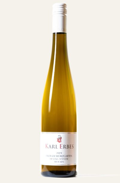 Karl Erbes Riesling Ürziger Würzgarten Spätlese trocken 2019 in brauner Weinflasche mit weißem Etikett und weißem Deckel