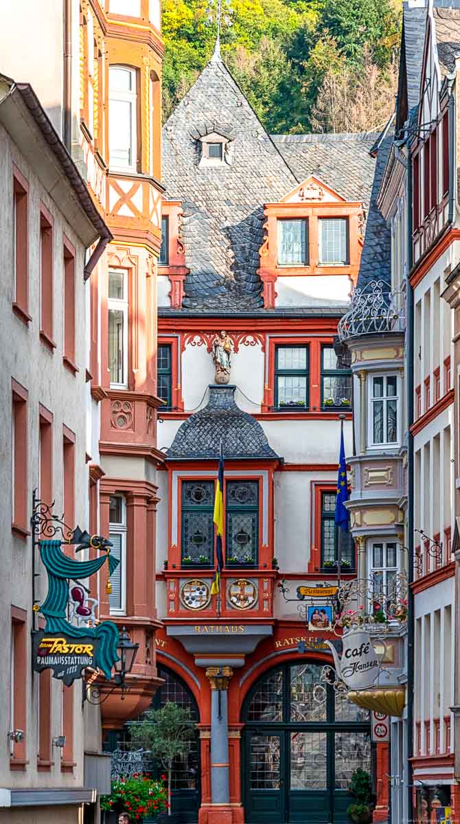 Man blickt auf durch ein Gasse auf den Marktplatz von Bernkastel-Kues. Man erkennt die Fachwerk-Fassaden.