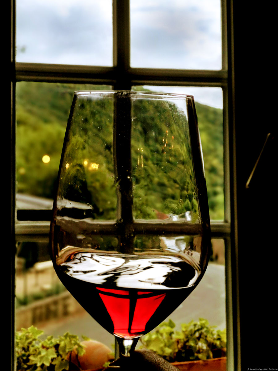 Ahrtal Spätburgunder im Glas im Kloster Marienthal. Im Hintergrund ist ein Fenster.