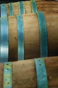 Drei Barrique-Eichenfässer im Weinkeller der Weinmanufaktur Heiner