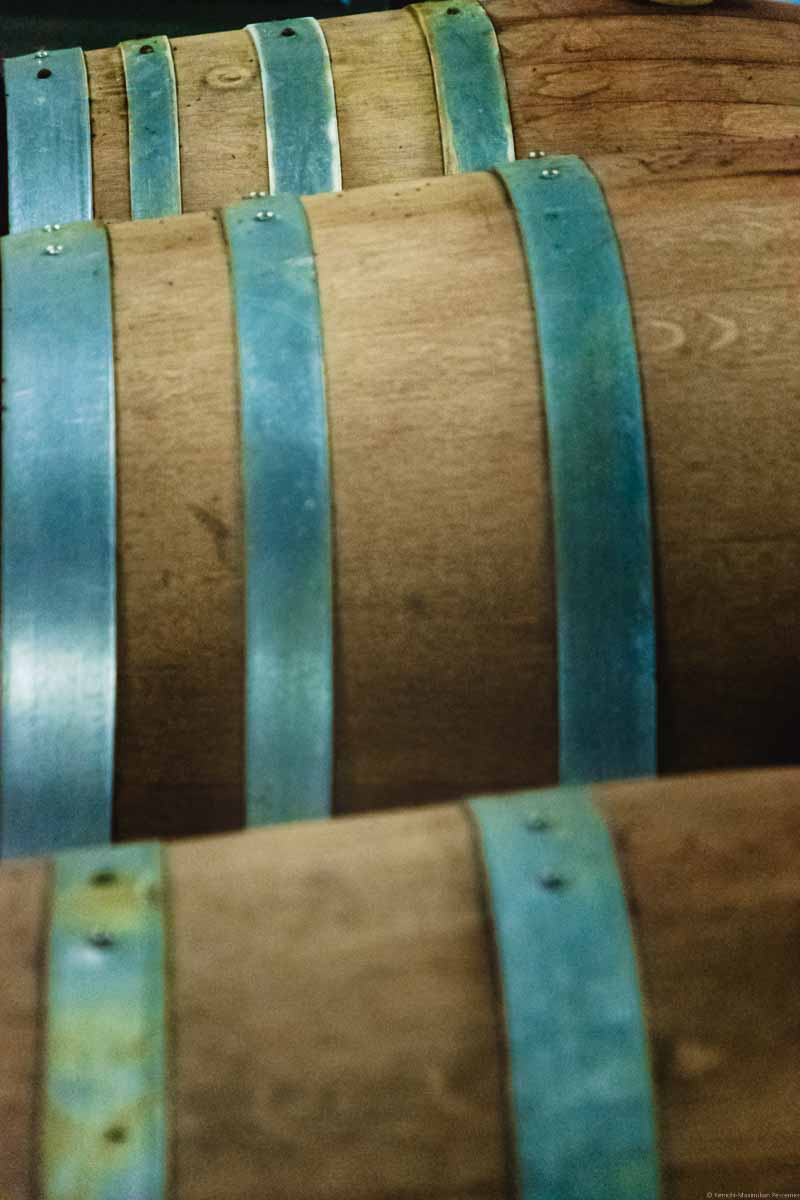 Drei Barrique-Eichenfässer im Weinkeller der Weinmanufaktur Heiner