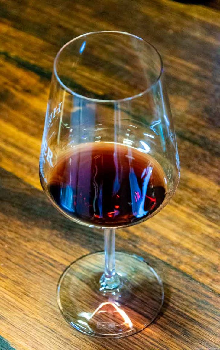 Weinmanufaktur Heiner Rotweinglas mit Spätburgunder auf Holztisch