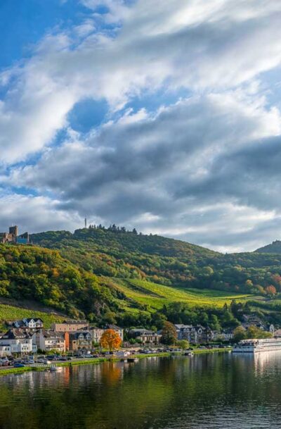 Eingemuldet zwischen Burg und Mosel: Der Bernkasteler Schlossberg <em>16zu9</em>