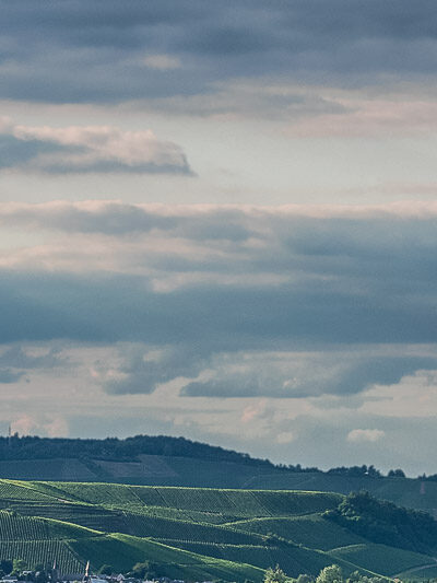 Wolken über den Weinbergen Luxemburg am späten Abend