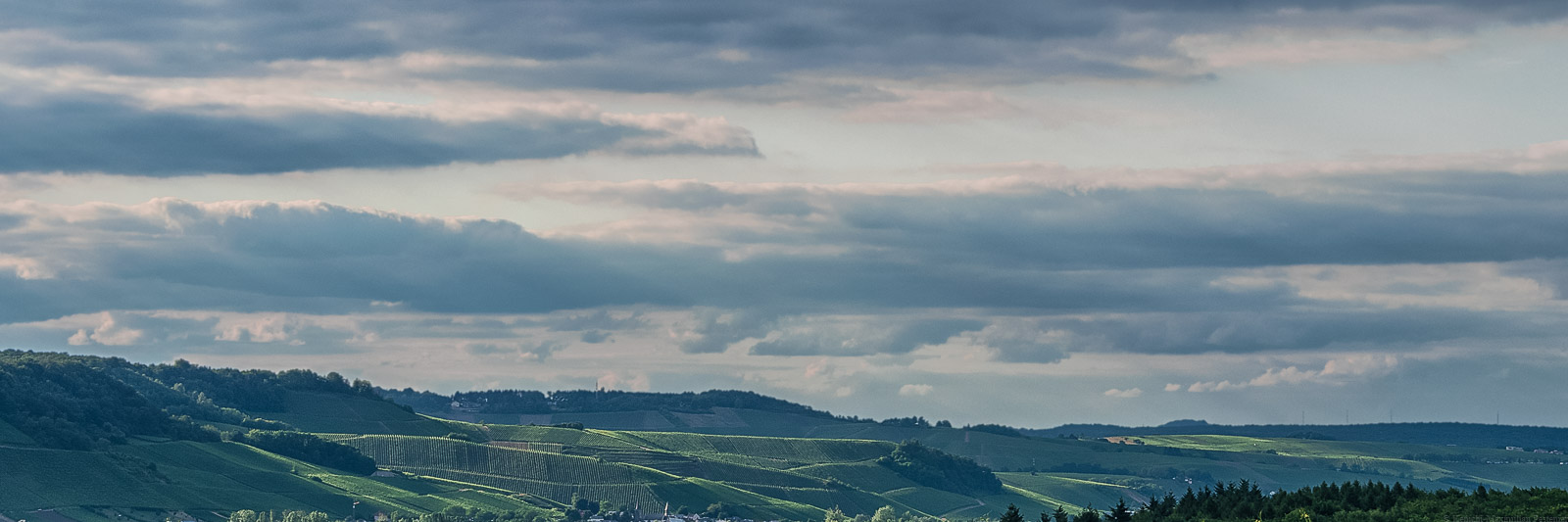 Wolken über den Weinbergen Luxemburg am späten Abend