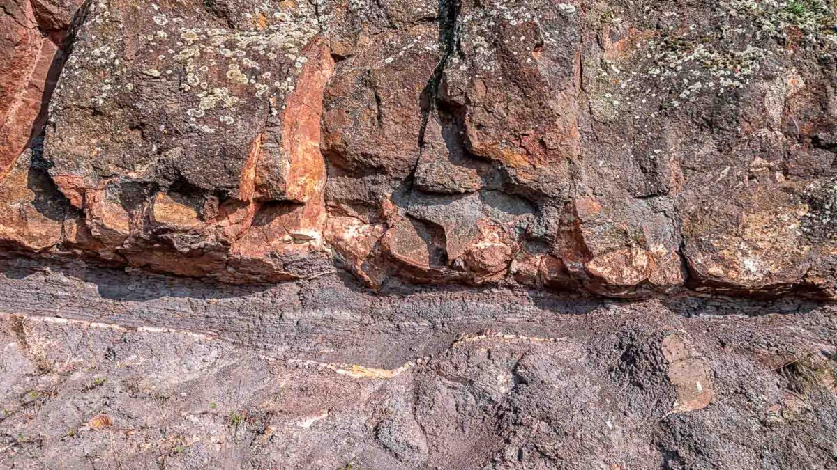 Rotes Konglomerat-Gestein an der Nahe.
