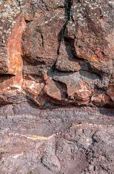 Rotes Konglomerat-Gestein an der Nahe.