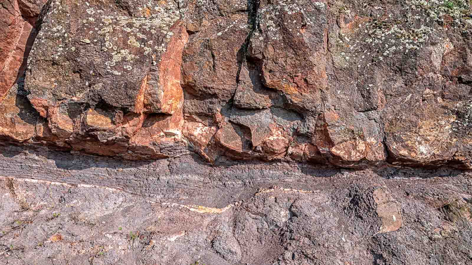 Rotes Konglomerat-Gestein an der Nahe.