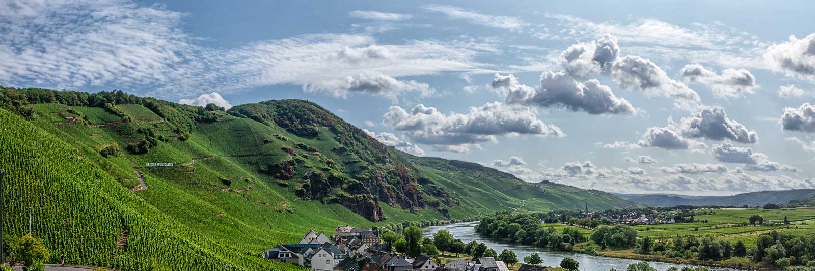 Wundervolle Aussicht vom Weinberg Ürziger Würzgarten bis zum Erdener Treppchen, welches symbolisch für die Weinwelt und das Universum Vinum steht