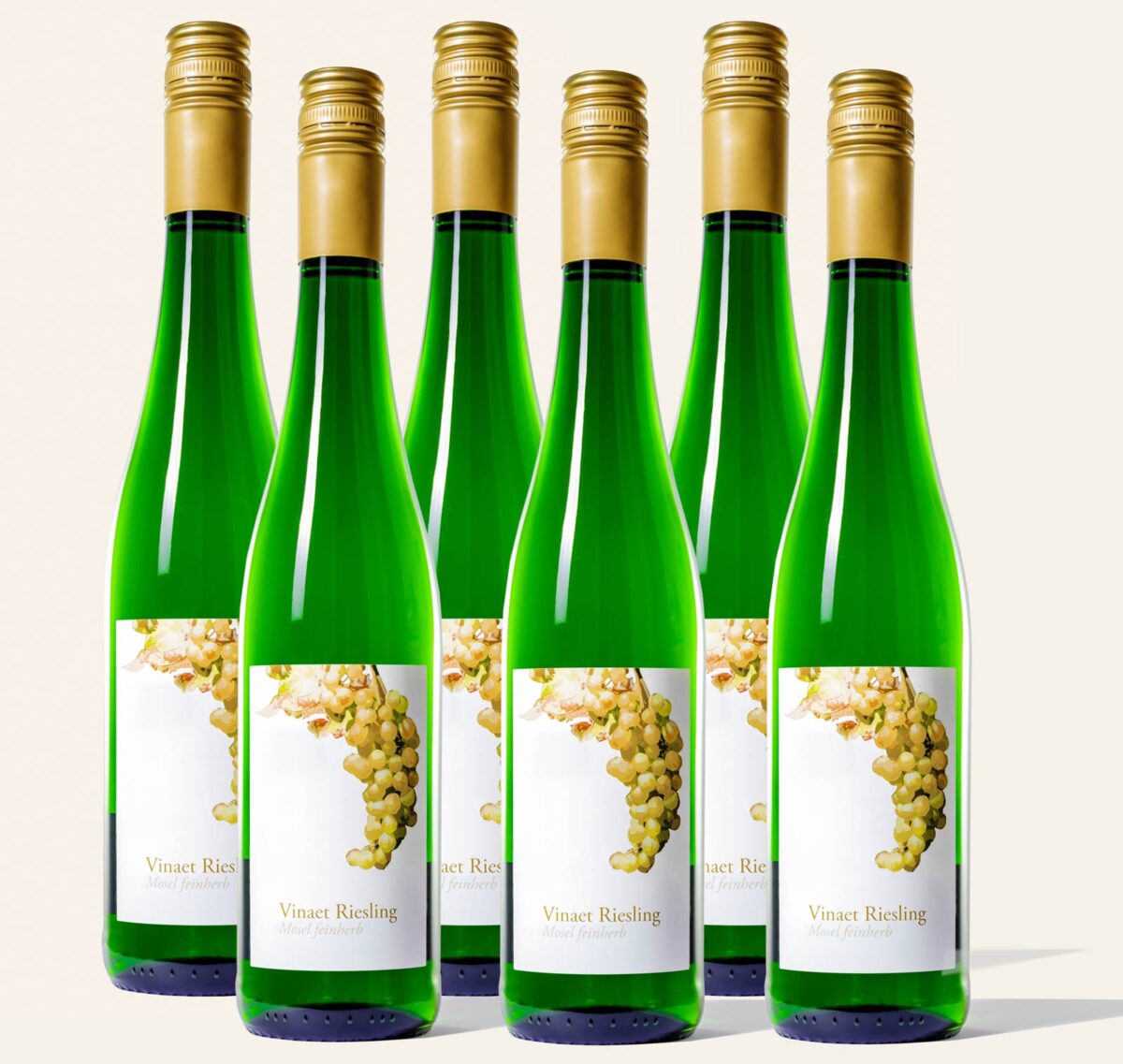 Sechs Vinaet Mosel Riesling 2019 feinherb 6er Paket Weinflaschen der Marke Vinaet